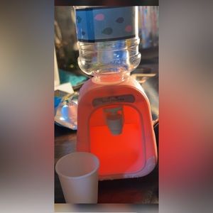 Mini toy water dispenser
